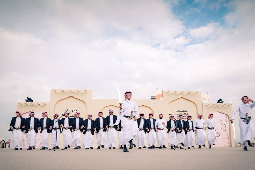 جانب من العروض الفولكلورية.