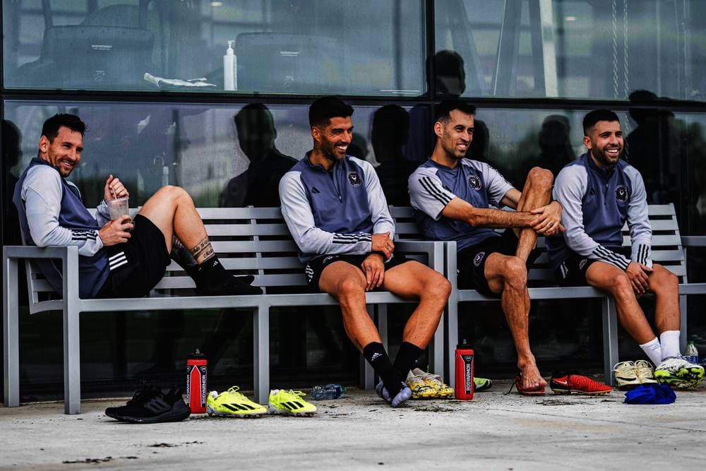 «الأفضل» بين هالاند وميسي ومبابي