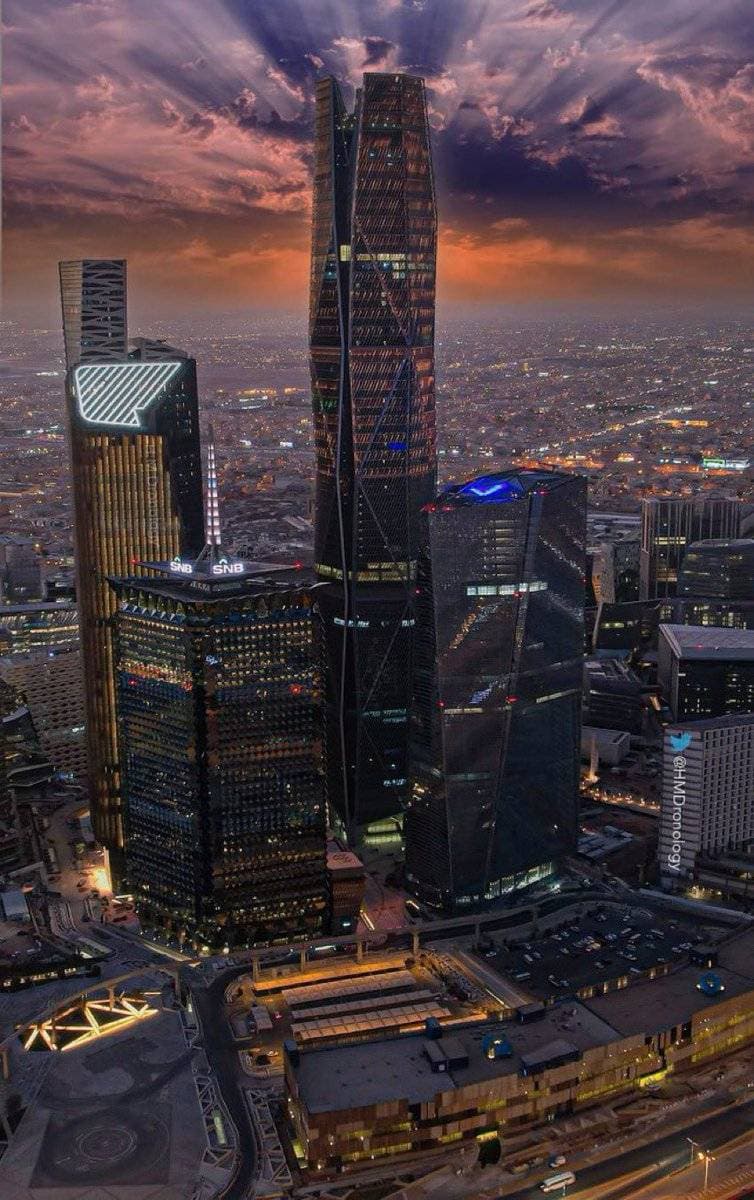 يعتبر المركز المالي من المعالم السياحية الكبرى