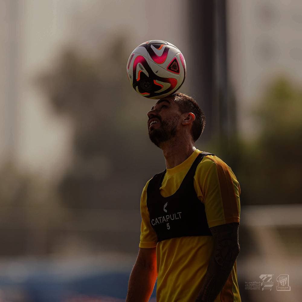 البرازيلي إيجور كورونادو لاعب فريق الاتحاد لكرة القدم يثبت الكرة على الرأس خلال معسكر في دبي الذي يمتد 17 يوما، تتخلله مواجهتان تجريبيتان، الأولى في ال 24 من يناير والثانية في ال 28 ، قبل أن يعود إلى جدة 30 يناير. مركز الاتحاد الإعلامي