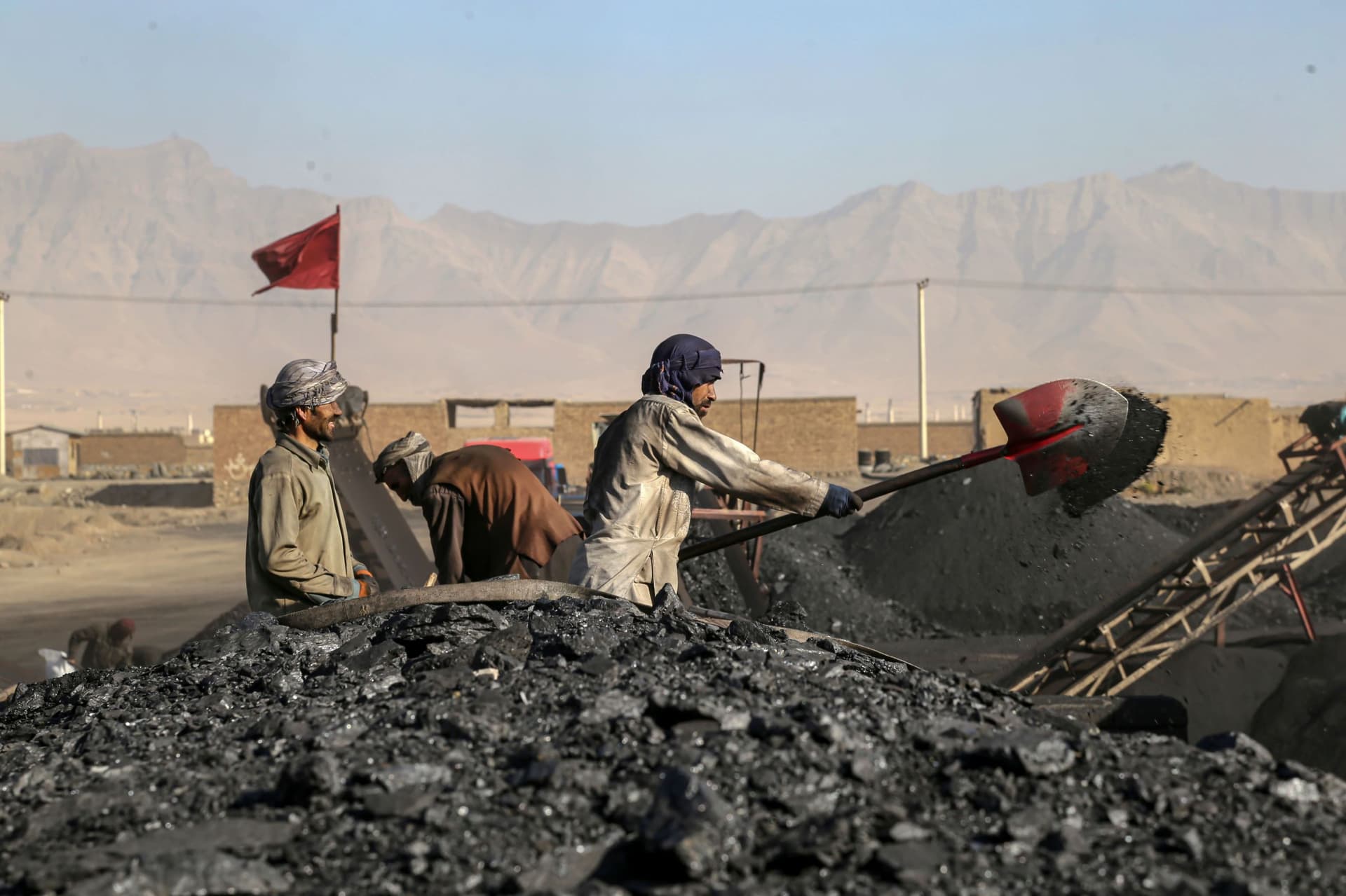 مليارا دولار قيمة صادرات الفحم الأفغانية في 2023