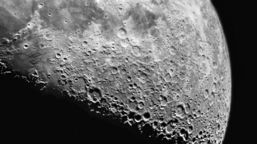 في 2008، اكتشف وجود كميات كبيرة من الماء على عينات أبولو.