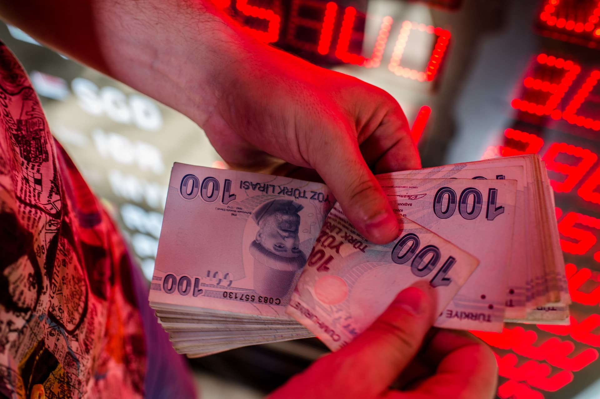 الليرة التركية تهبط إلى مستوى قياسي جديد بعد الانخفاض 37% العام الماضي