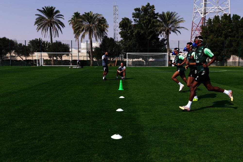 مانشيني يراقب لاعبي الأخضر خلال التدريبات.