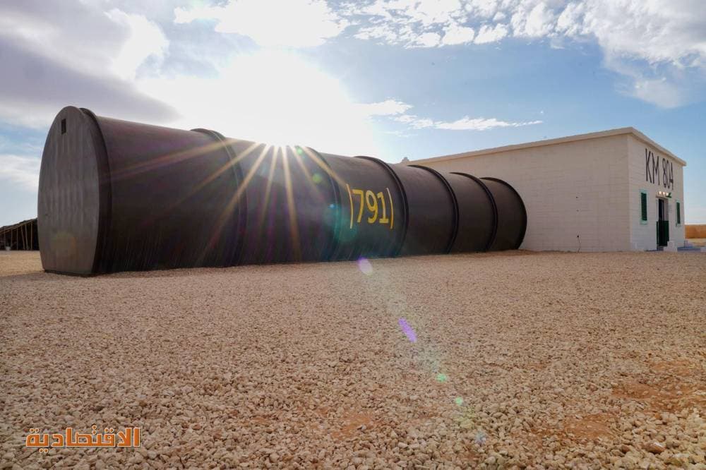 مجسم يحاكي بدايات الصناعة النفطية في مهرجان الصقور