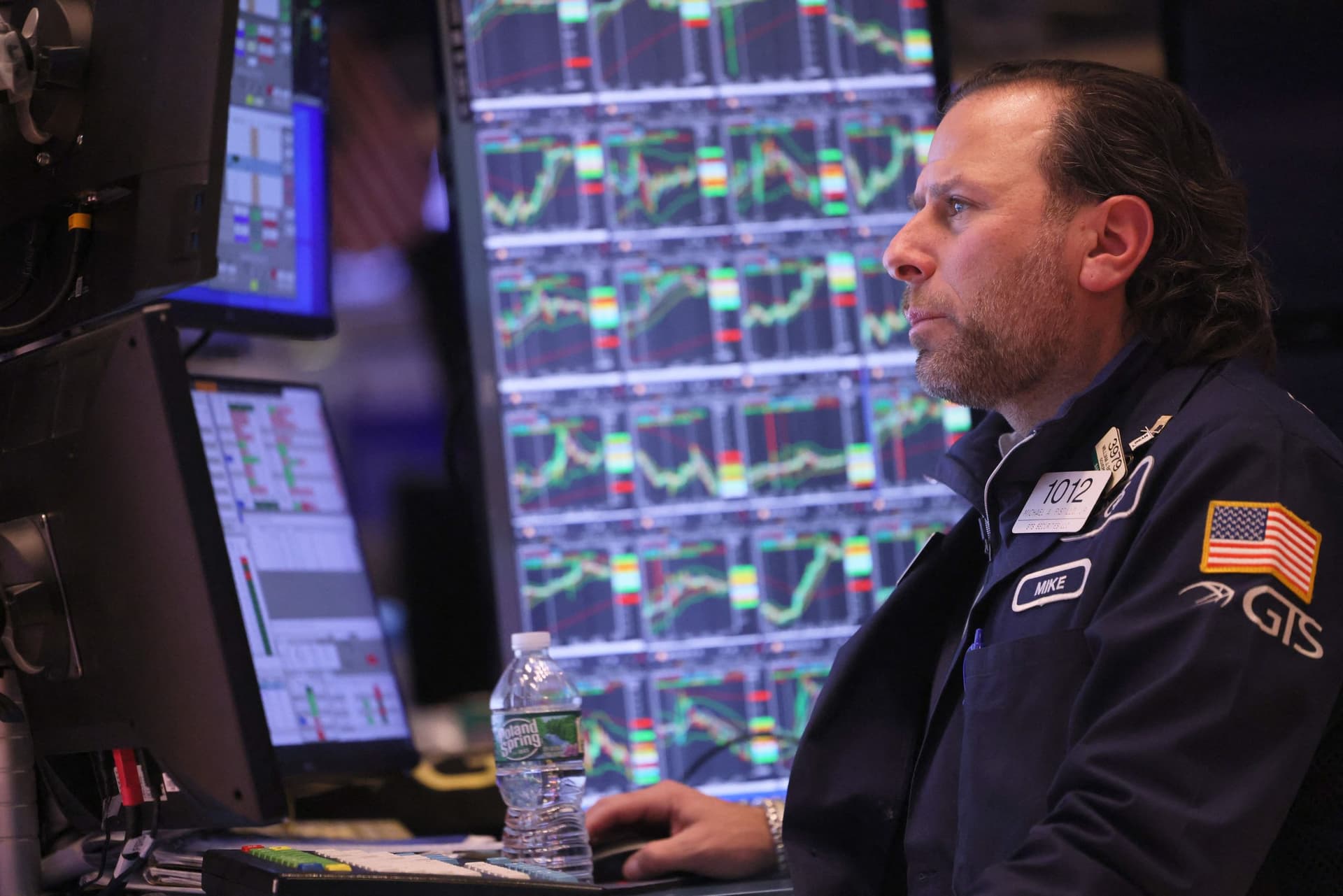 تباين مؤشرات «وول ستريت» مع تقييم أرباح الشركات وترقب بيانات اقتصادية