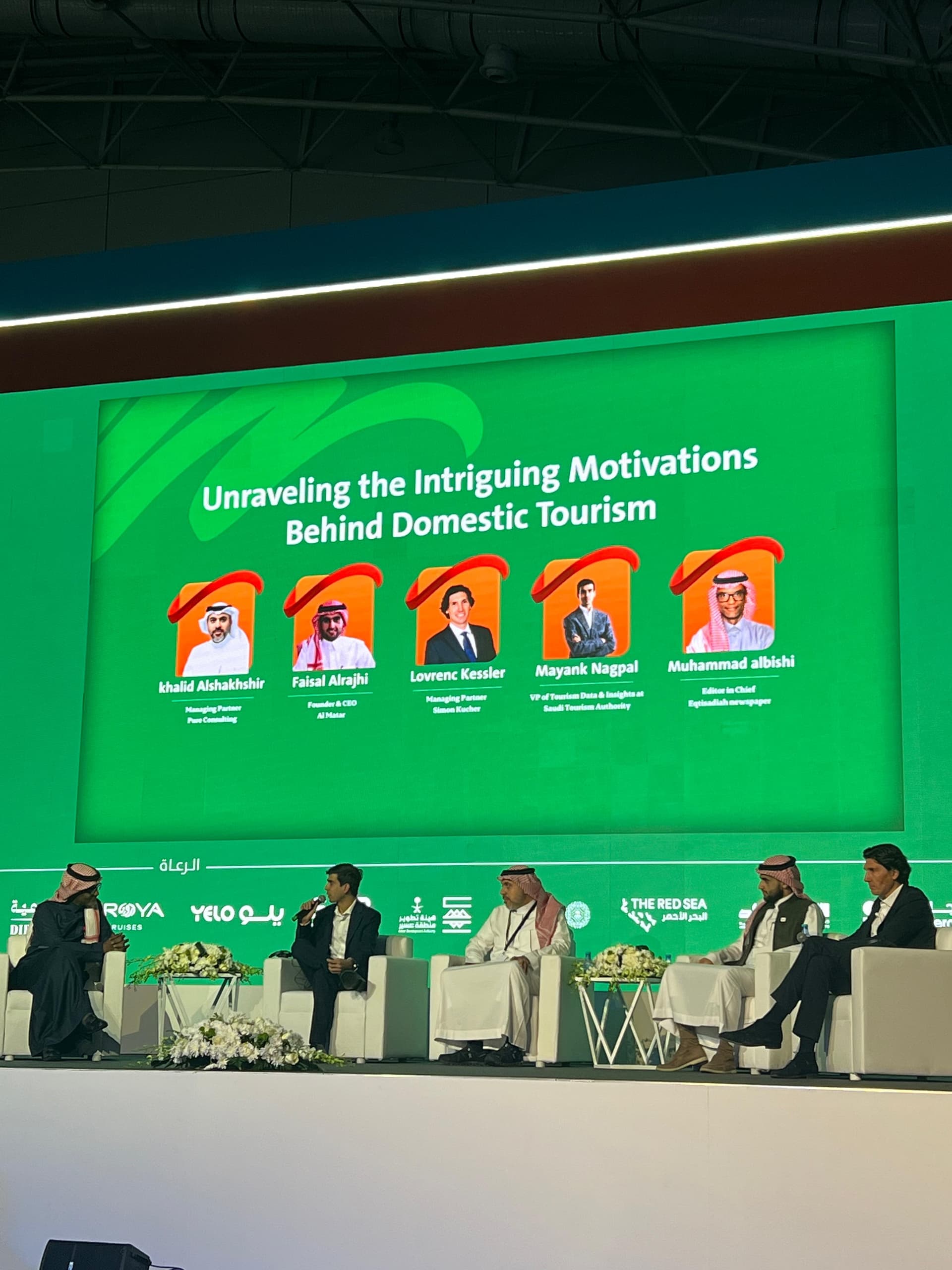 مايانك نيقبال،ولورانس كسلر ، وفيصل الراجحي، وخالد الشخشير، في الجلسة التي أدارها الزميل محمد البيشي رئيس تحرير "الاقتصادية" في الرياض أمس