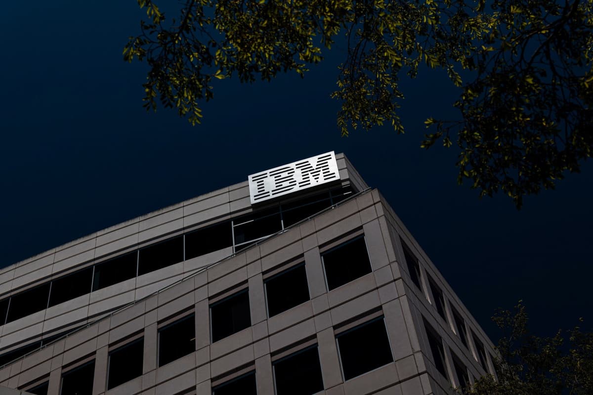 "IBM" تتوقع مبيعات وتدفقات نقدية قوية مع خفض الوظائف في 2024