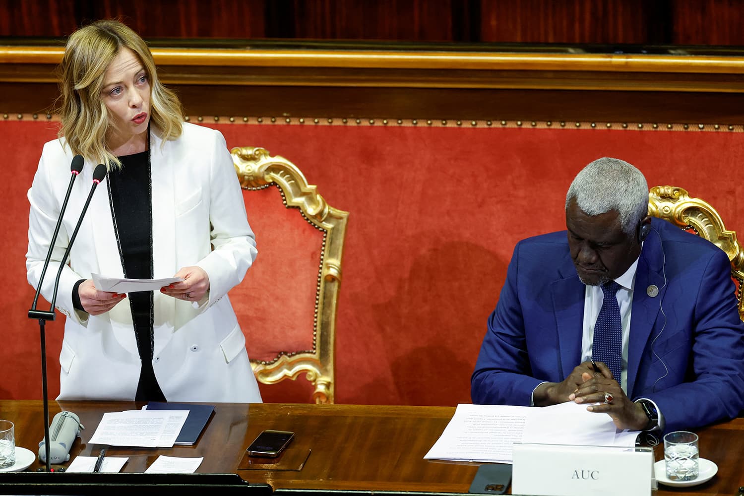 رئيسة الوزراء الإيطالية جورجا ميلوني تلقي الكلمة الافتتاحية داخل قصر ماداما خلال القمة الإيطالية الإفريقية في روما. المصدر: "رويترز"