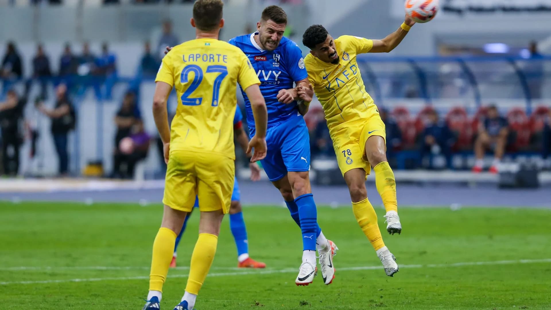 قيمة بعض العقود للأندية الجماهيرية تجاوزت الـ 100 مليون ريال. "موقع رابطة دوري المحترفين"