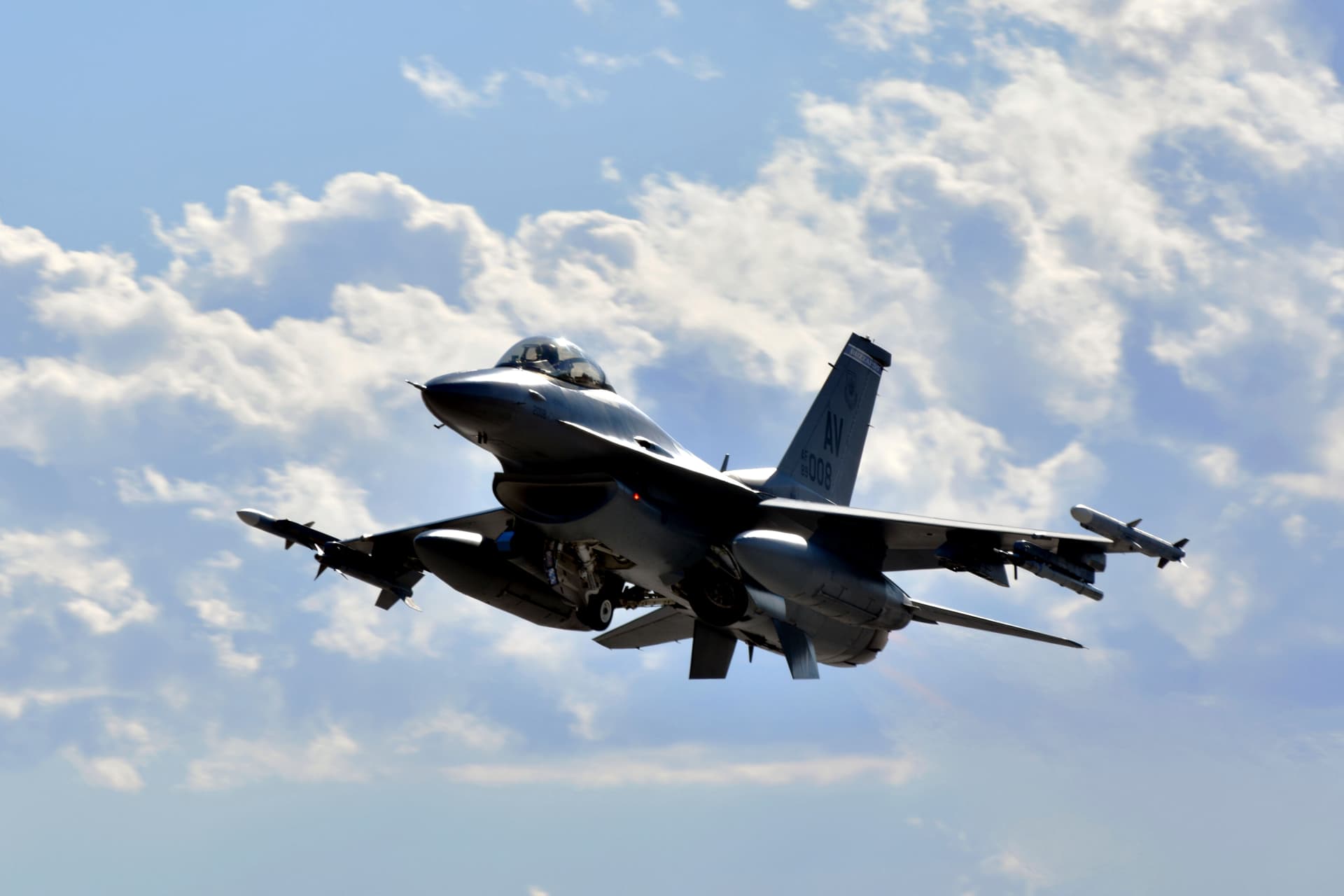 طائرة F-16 خلال طلعة تدريبية في قاعدة نيليس الجوية بولاية نيفادا الأمريكية. المصدر: أ ب