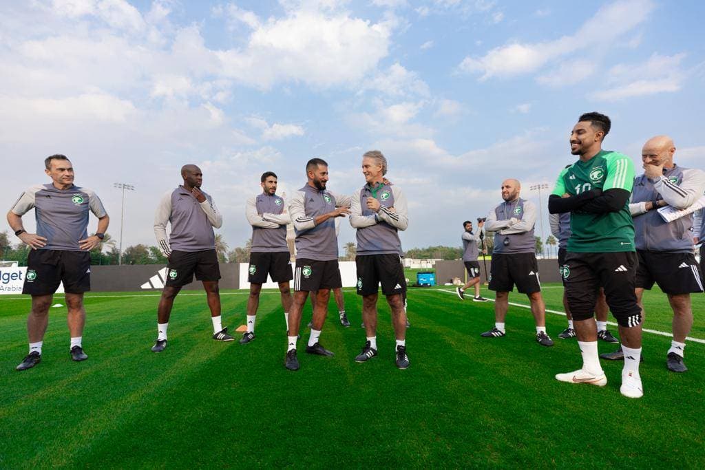 مانشيني قبل انطلاق تدريب الأخضر أمس.