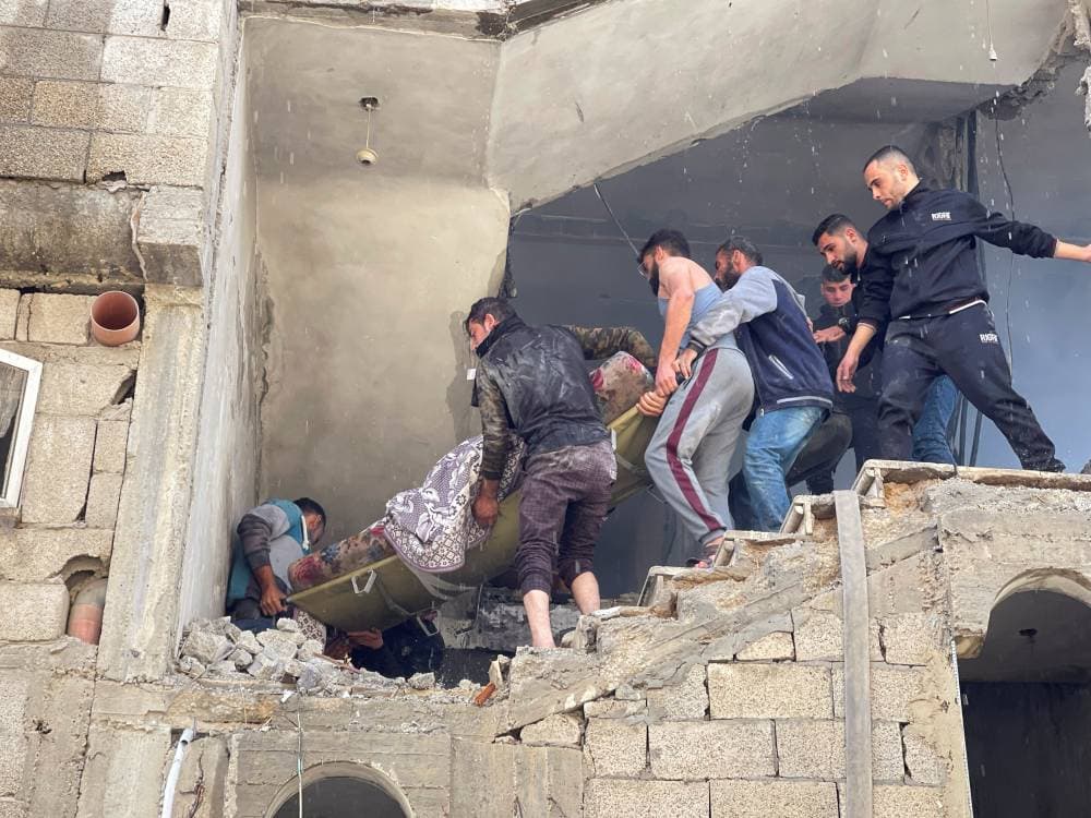فلسطينيون يحملون شهيدة توفت في قصف إسرائيلي على وسط غزة."رويترز"