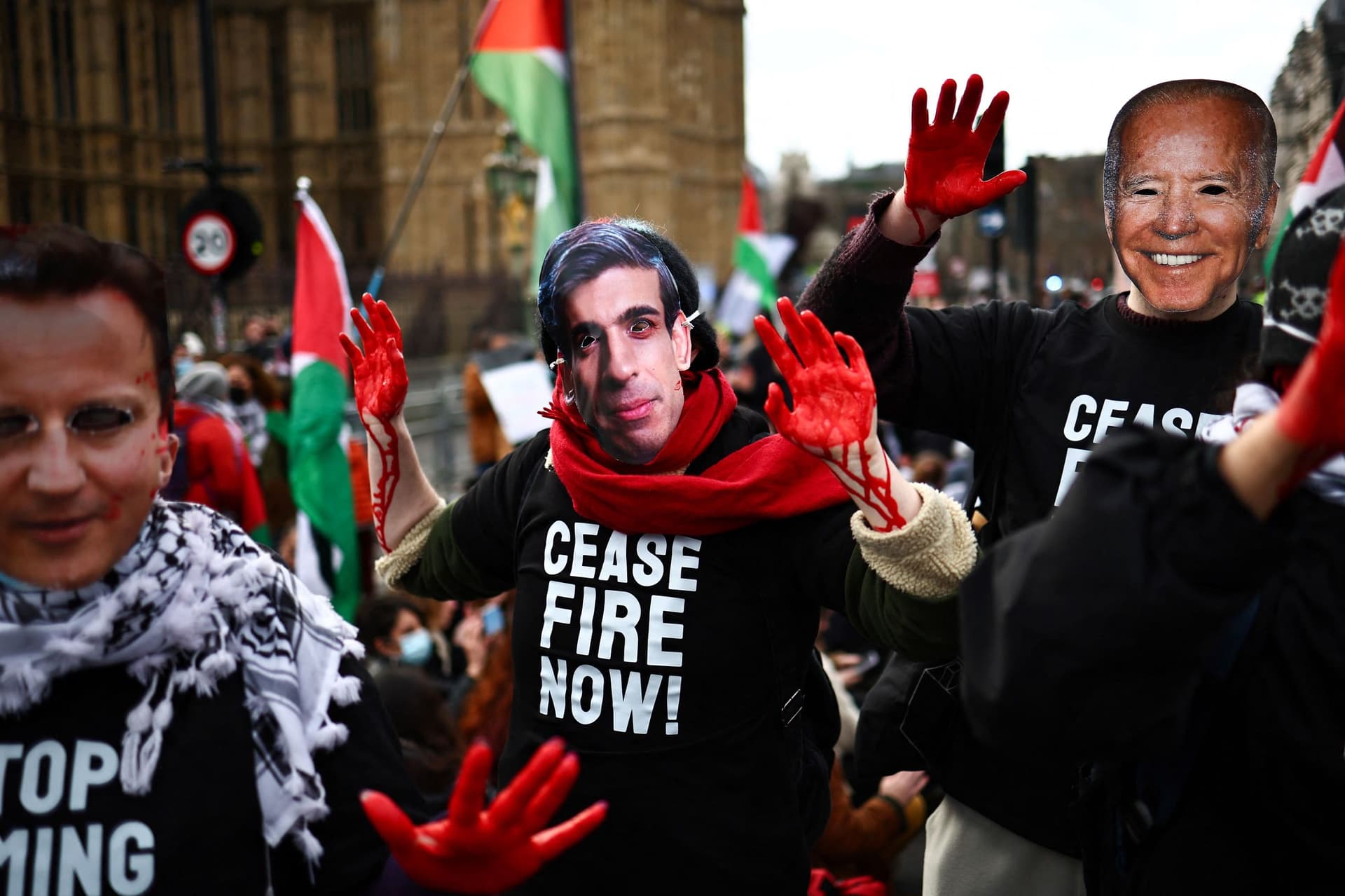 متظاهرون مؤيدون لفلسطين يغلقون جسرا أمام البرلمان البريطاني
