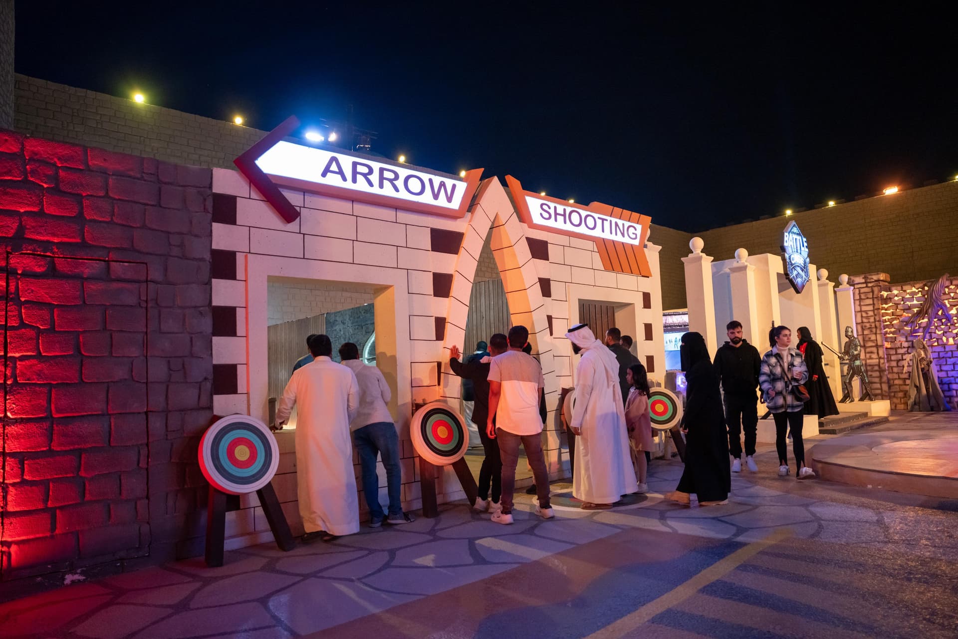 في قرية "War Castle" .. زوار بوليفارد وورلد يعيشون تجربة حروب العصور الوسطى