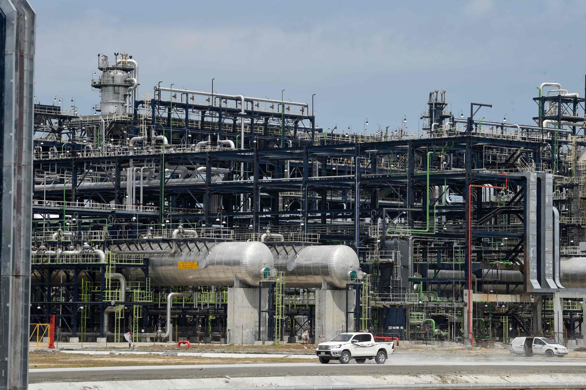 النفط يرتفع إلى 77 دولارا للبرميل والأنظار على آثار أزمة الشرق الأوسط 