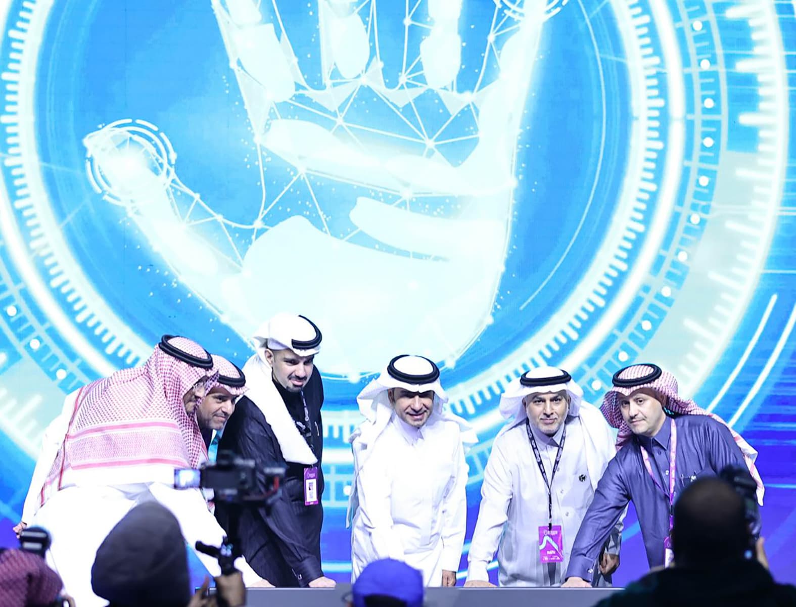 إصرار حكومي على تحويل مدن السعودية إلى ذكية .. وزراء ومسؤولون : سنوظف أحدث التقنيات لتحقيق ذلك