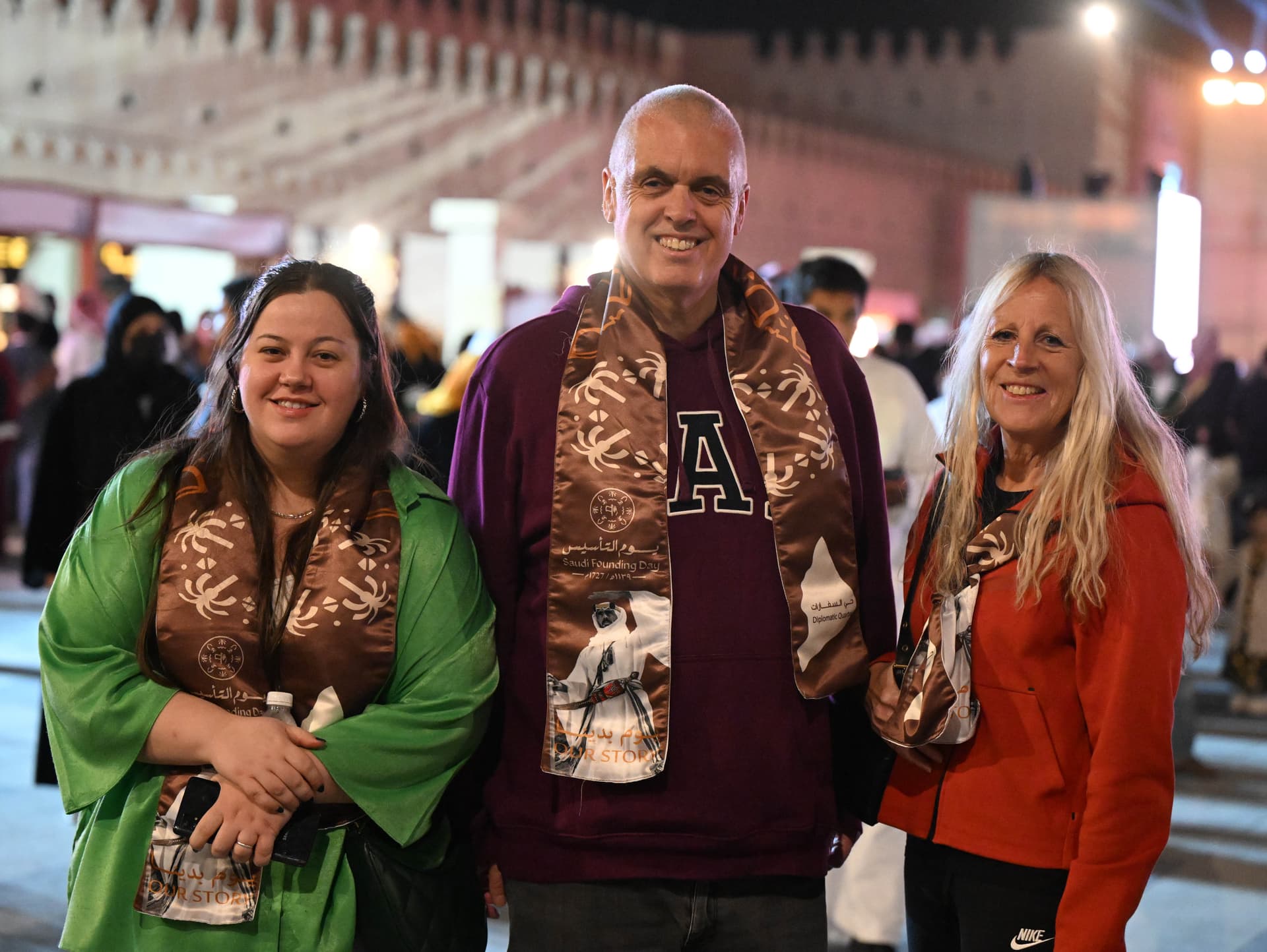 بريطانيون وإسبانيون وكازاخستانيون يحتفلون بيوم التأسيس في ساحة الكندي بحي السفارات