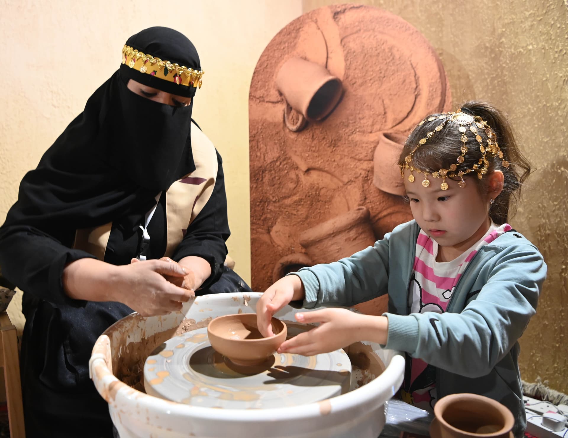 بريطانيون وإسبانيون وكازاخستانيون يحتفلون بيوم التأسيس في ساحة الكندي بحي السفارات