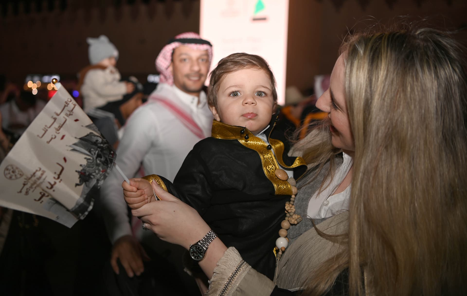 بريطانيون وإسبانيون وكازاخستانيون يحتفلون بيوم التأسيس في ساحة الكندي بحي السفارات