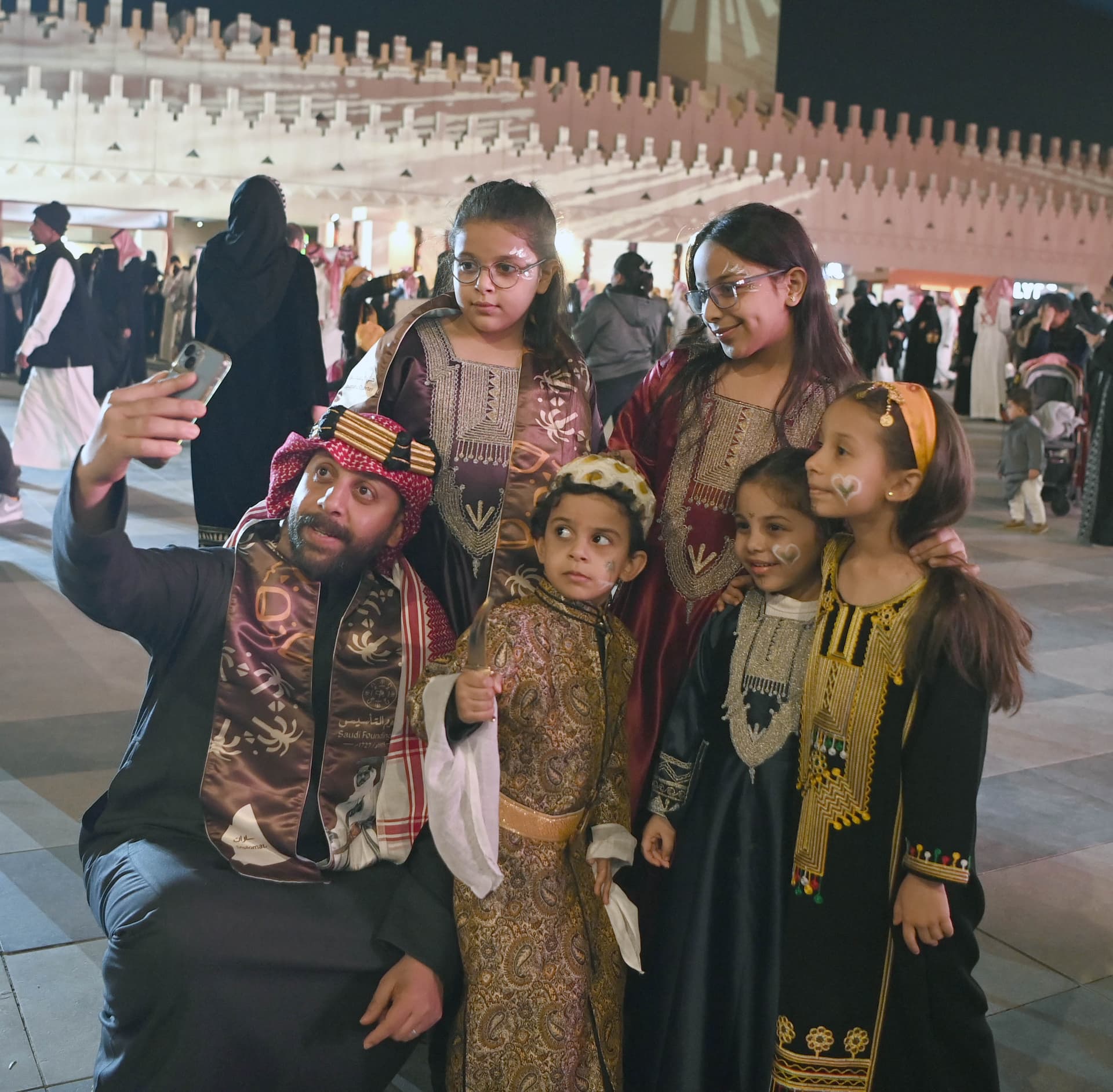 بريطانيون وإسبانيون وكازاخستانيون يحتفلون بيوم التأسيس في ساحة الكندي بحي السفارات