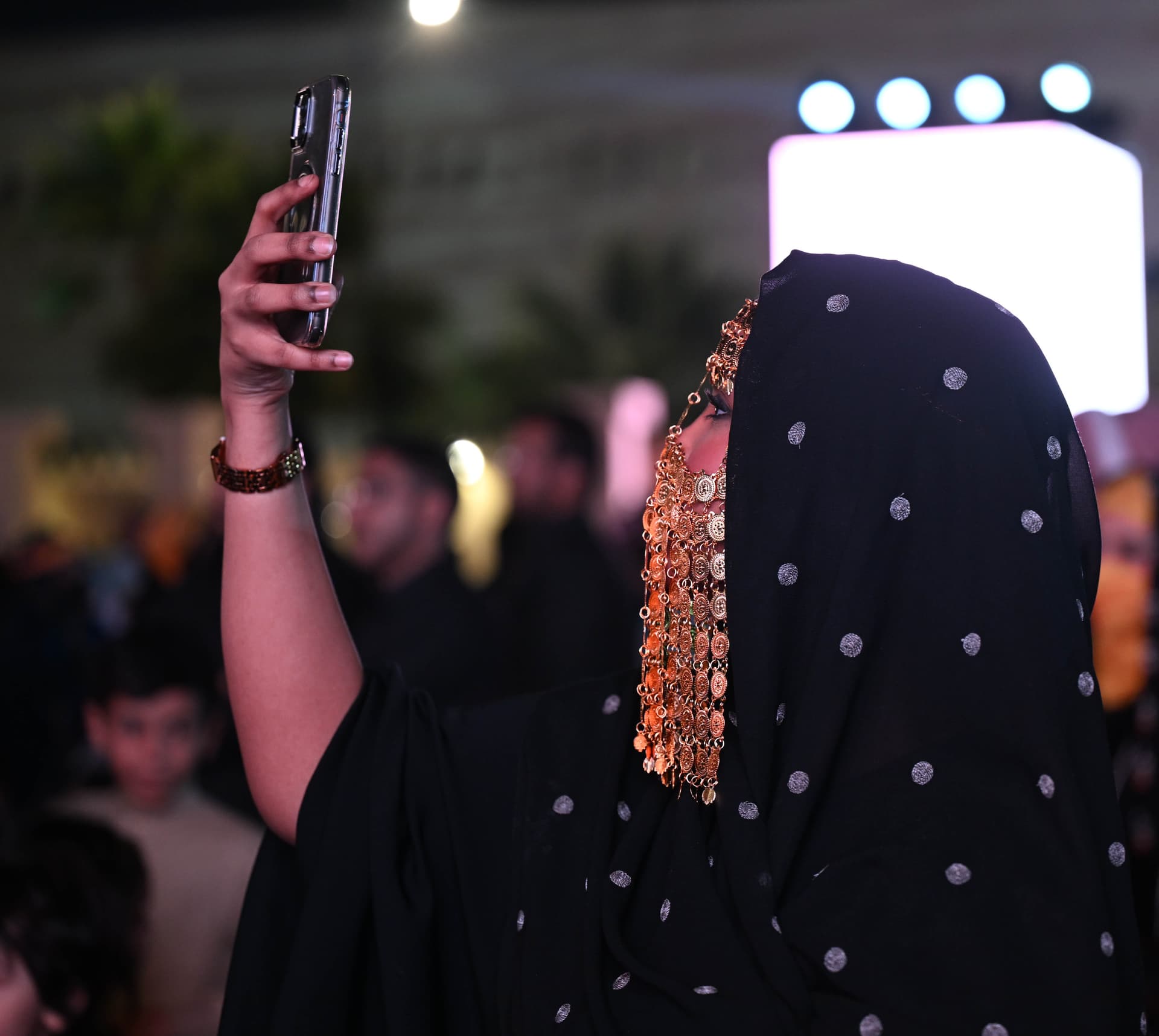 بريطانيون وإسبانيون وكازاخستانيون يحتفلون بيوم التأسيس في ساحة الكندي بحي السفارات