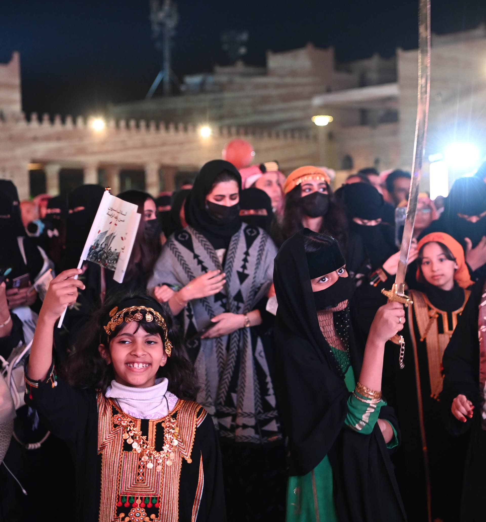 بريطانيون وإسبانيون وكازاخستانيون يحتفلون بيوم التأسيس في ساحة الكندي بحي السفارات