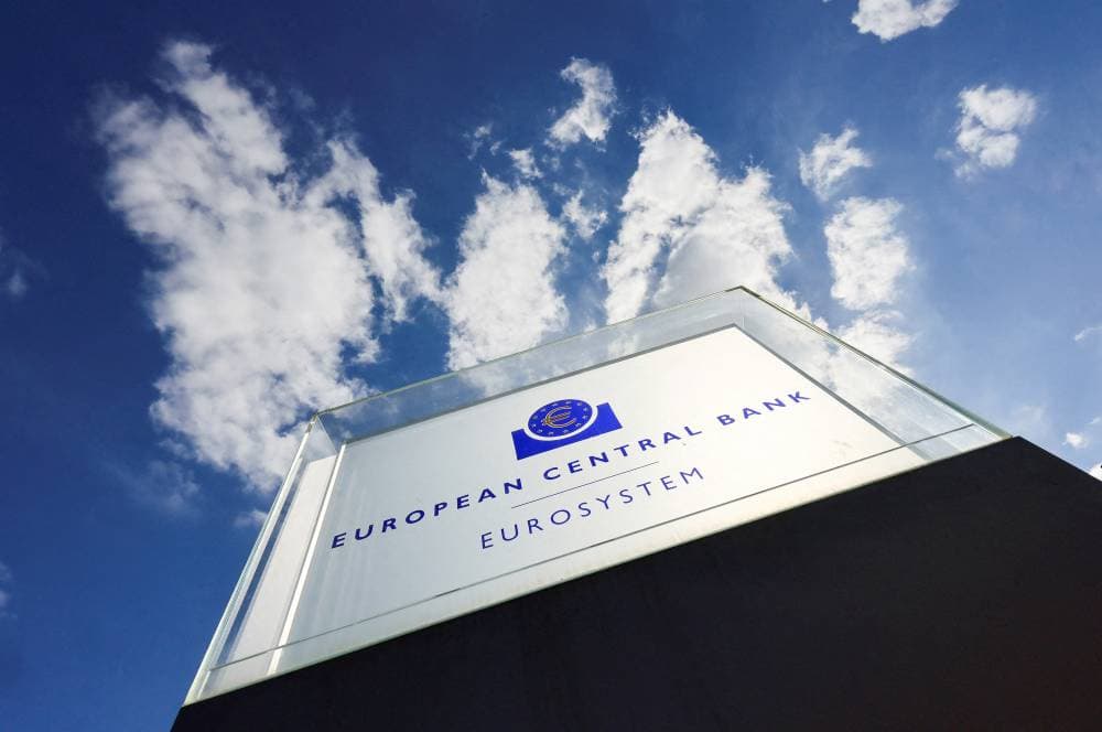 منظر يظهر لافتة البنك المركزي الأوروبي في فرانكفورت. رويترز