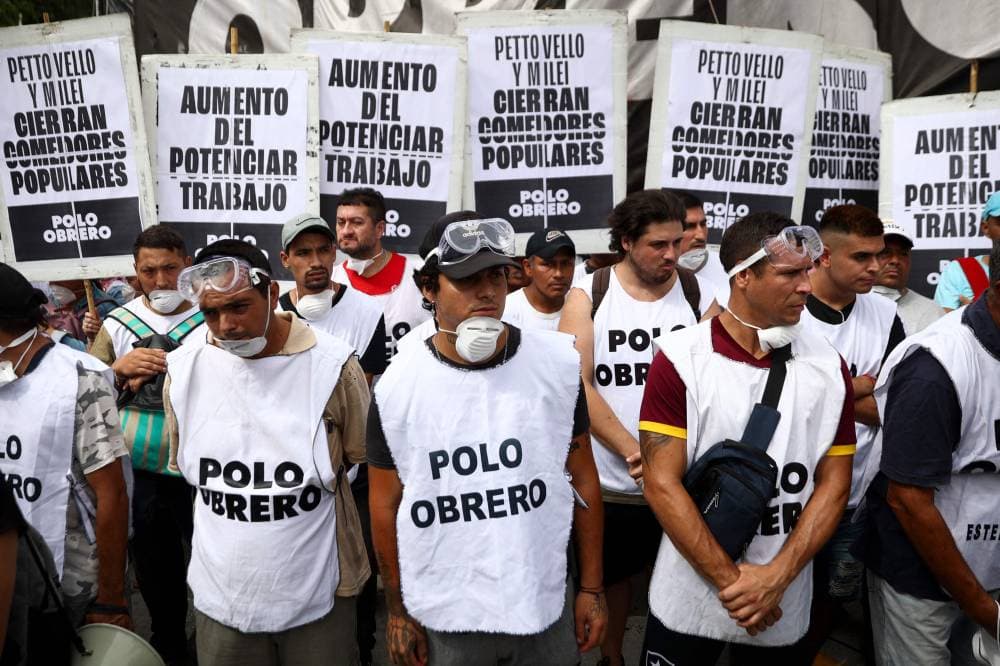 محتجون في بيونس إيرس ينددون بندرة الغذاء ووقف المساعدات الحكومية، الأرجنتين. الفرنسية