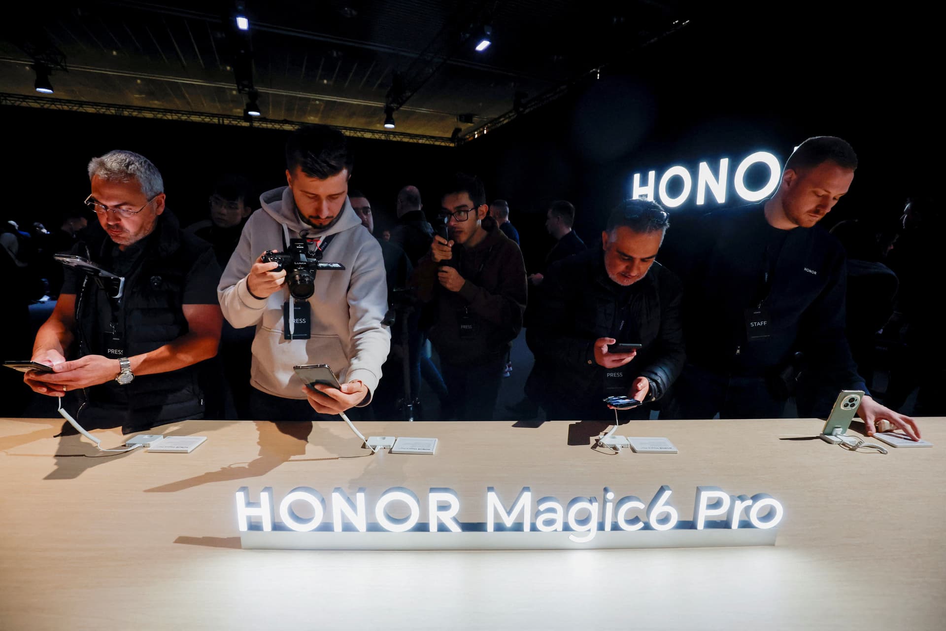 صانعو الهواتف الذكية الصينيون يتسابقون لإطلاق نماذج معززة بالذكاء الاصطناعي