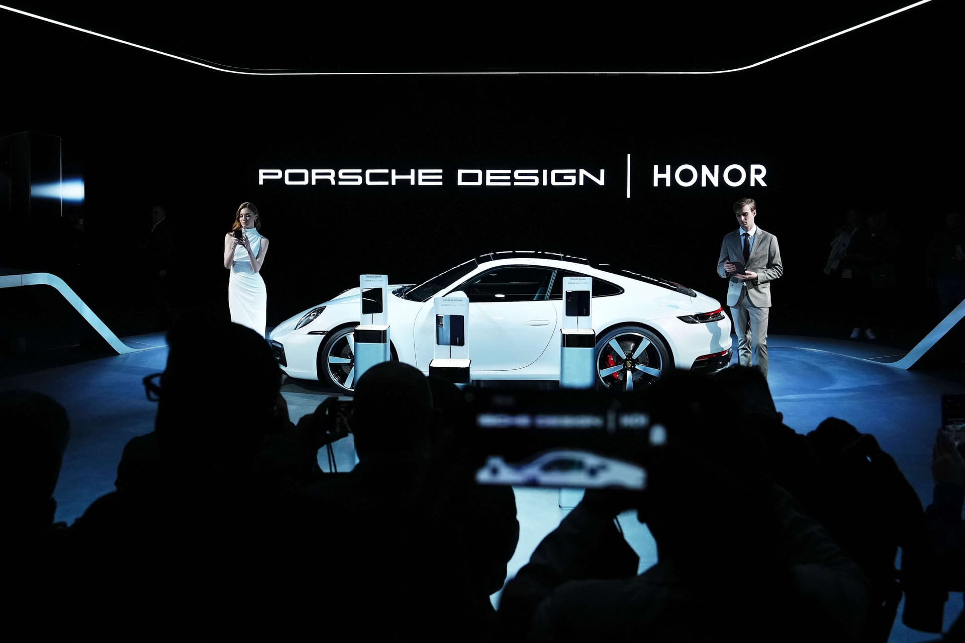 صانعو الهواتف الذكية الصينيون يتسابقون لإطلاق نماذج معززة بالذكاء الاصطناعي