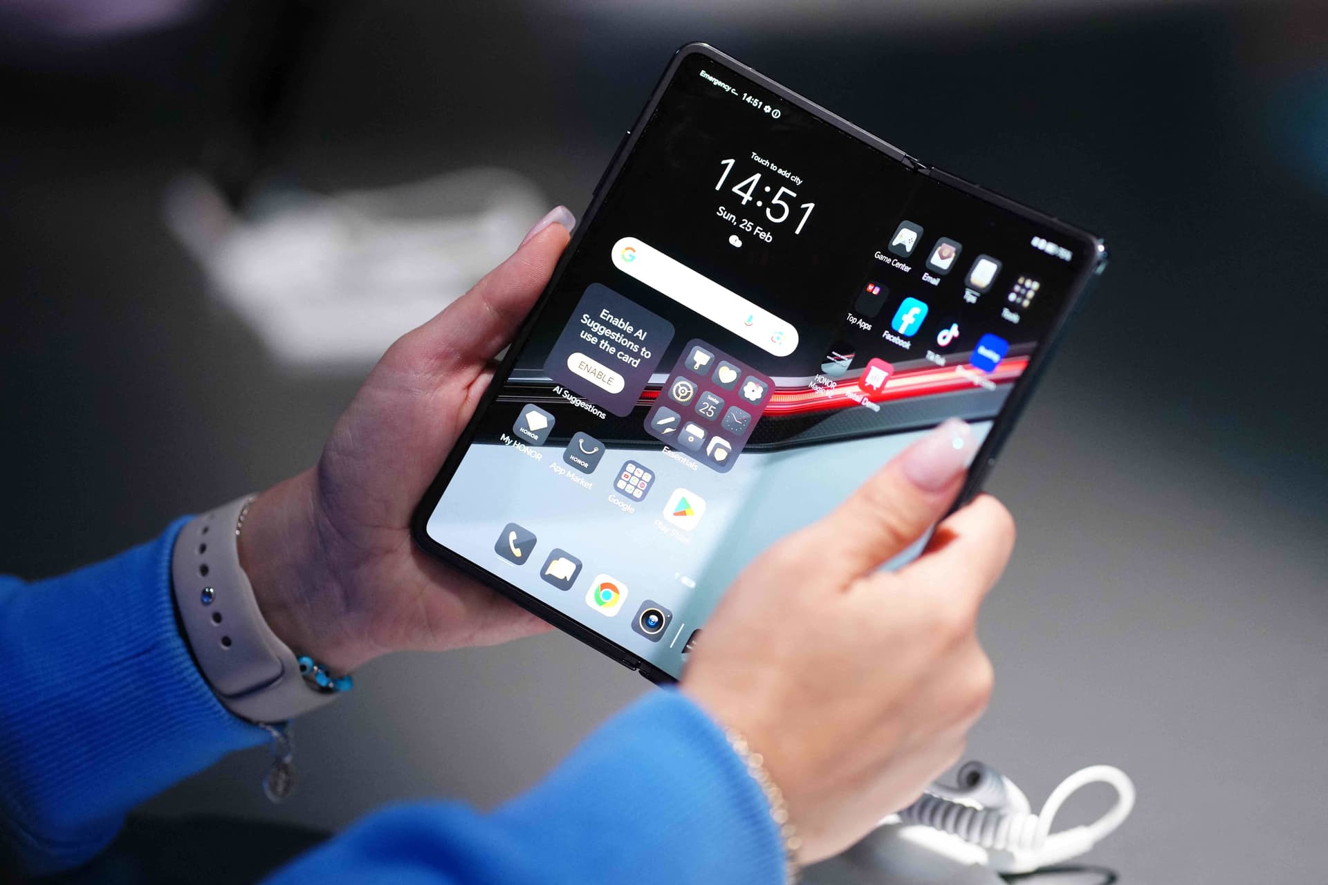 صانعو الهواتف الذكية الصينيون يتسابقون لإطلاق نماذج معززة بالذكاء الاصطناعي