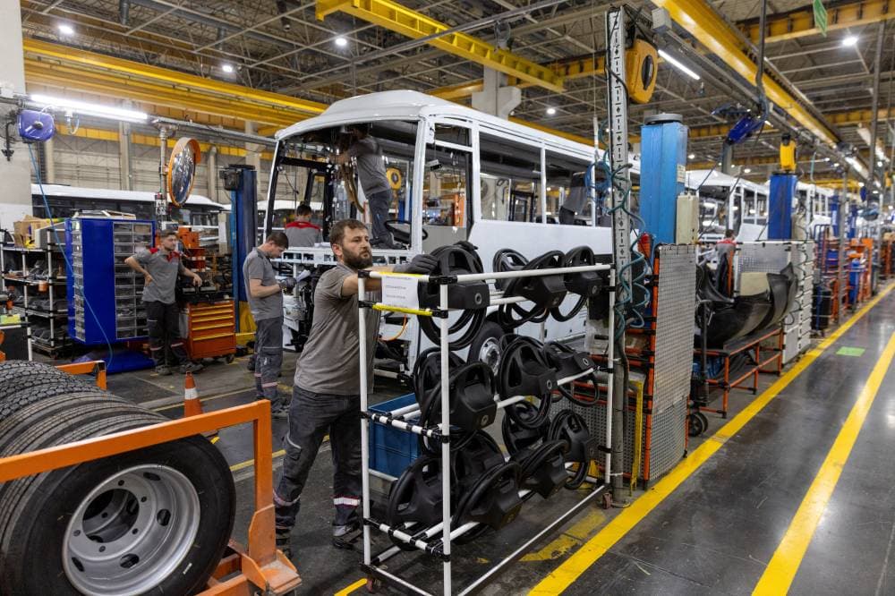 تعديل النمو في الربع الثالث بالزيادة إلى 6.1 % من 5.9 %. "رويترز"