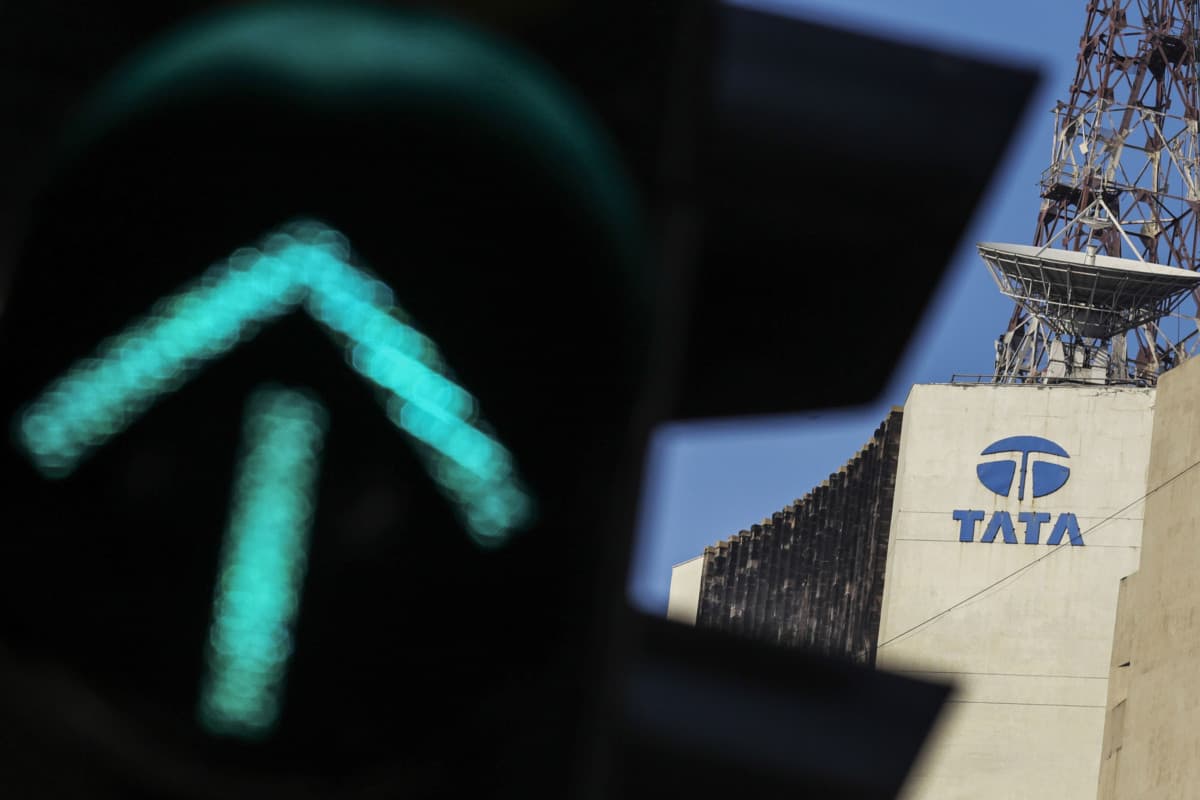 لافتة عليها اسم شركة "تاتا كوميونيكيشنز" أعلى المقر الرئيس للشركة في مومباي، الهند. "بلومبرغ"