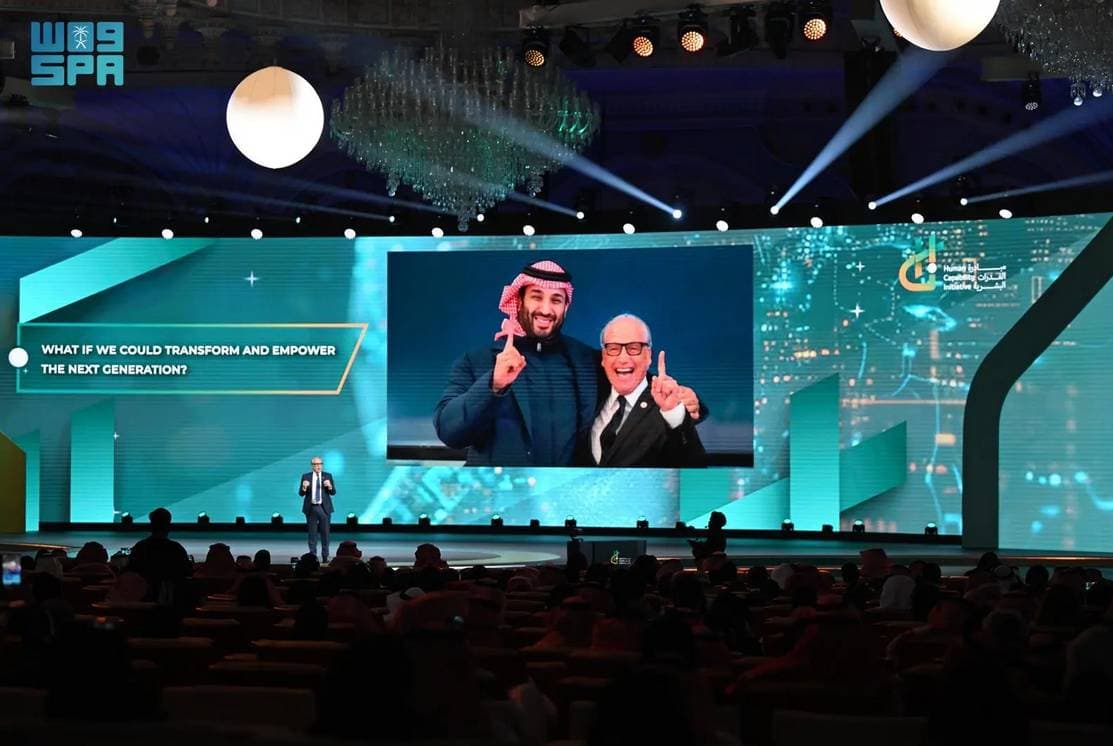 جانب من جلسة حوارية منفردة تحت عنوان "ماذا لو تمكنا من تحويل وتمكين الجيل القادم؟".  "واس"