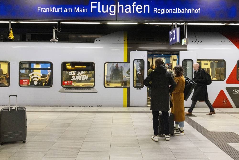 ركاب ينتظرون في محطة قطار مطار فرانكفورت. "الفرنسية"