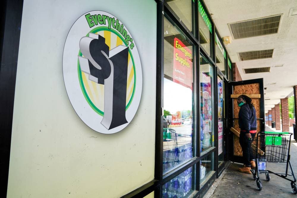 متسوق يدخل متجر Dollar Tree في واشنطن، الولايات المتحدة. رويترز