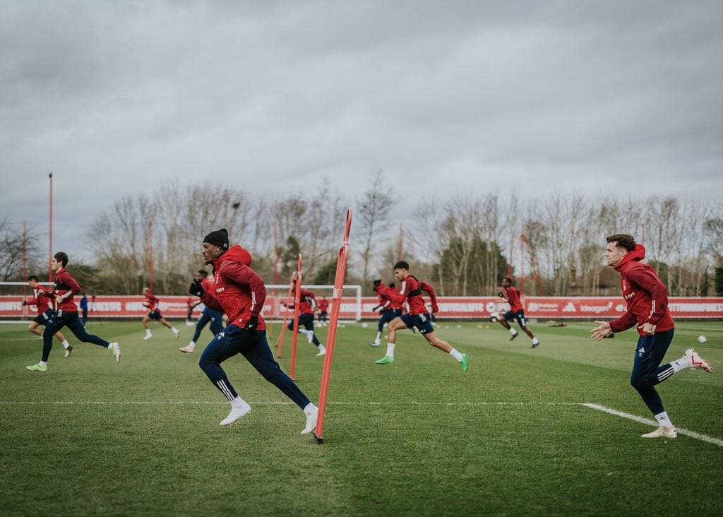 لاعبو نوتنجهام خلال التدريب على ملعب النادي.