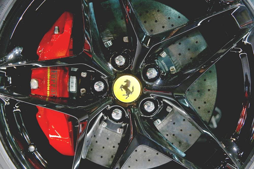 شعار فيراري على محور عجلة سيارة رياضية هجينة في معرض زيورخ للسيارات. "رويترز"