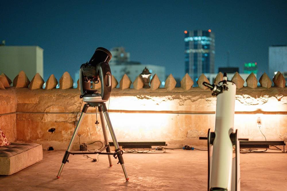 يقدم المرقب "المرصد الفلكي" مراقبة القمر طوال شهر رمضان من أعلى منطقة في جدة التاريخة من بيت نصيف الأثري.