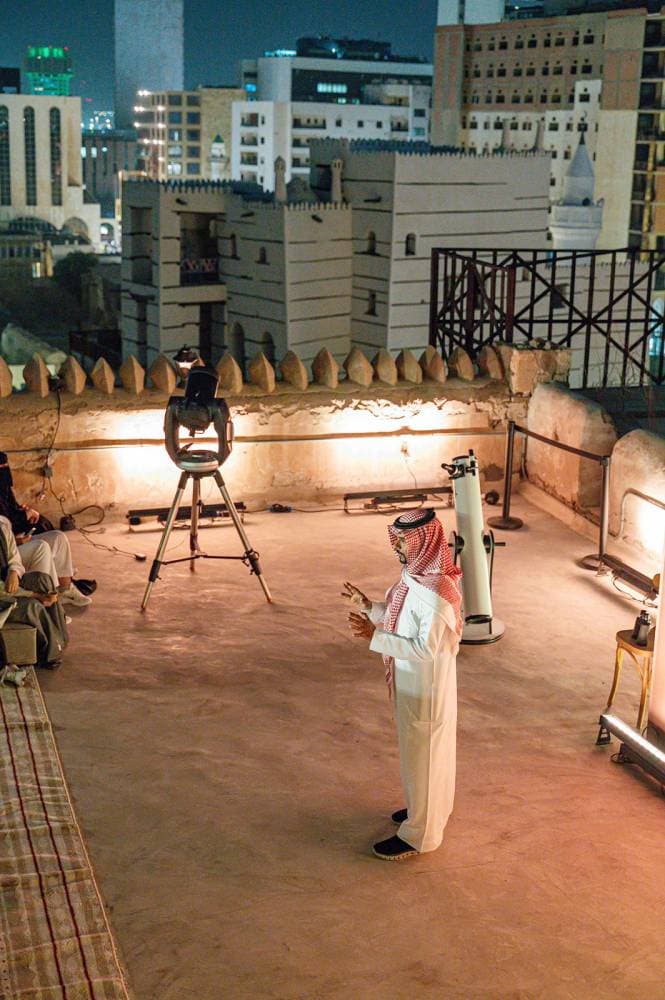 يقدم المرقب "المرصد الفلكي" مراقبة القمر طوال شهر رمضان من أعلى منطقة في جدة التاريخة من بيت نصيف الأثري.