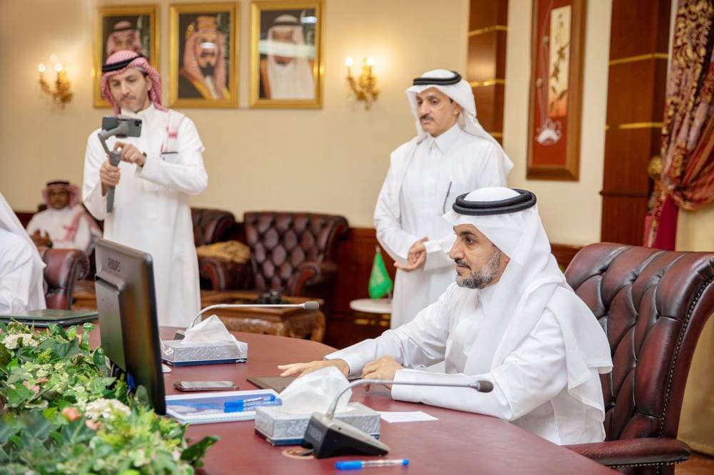 نائب وزير "البيئة" يدشن تطبيق "ميداني" الإلكتروني.  "واس" 