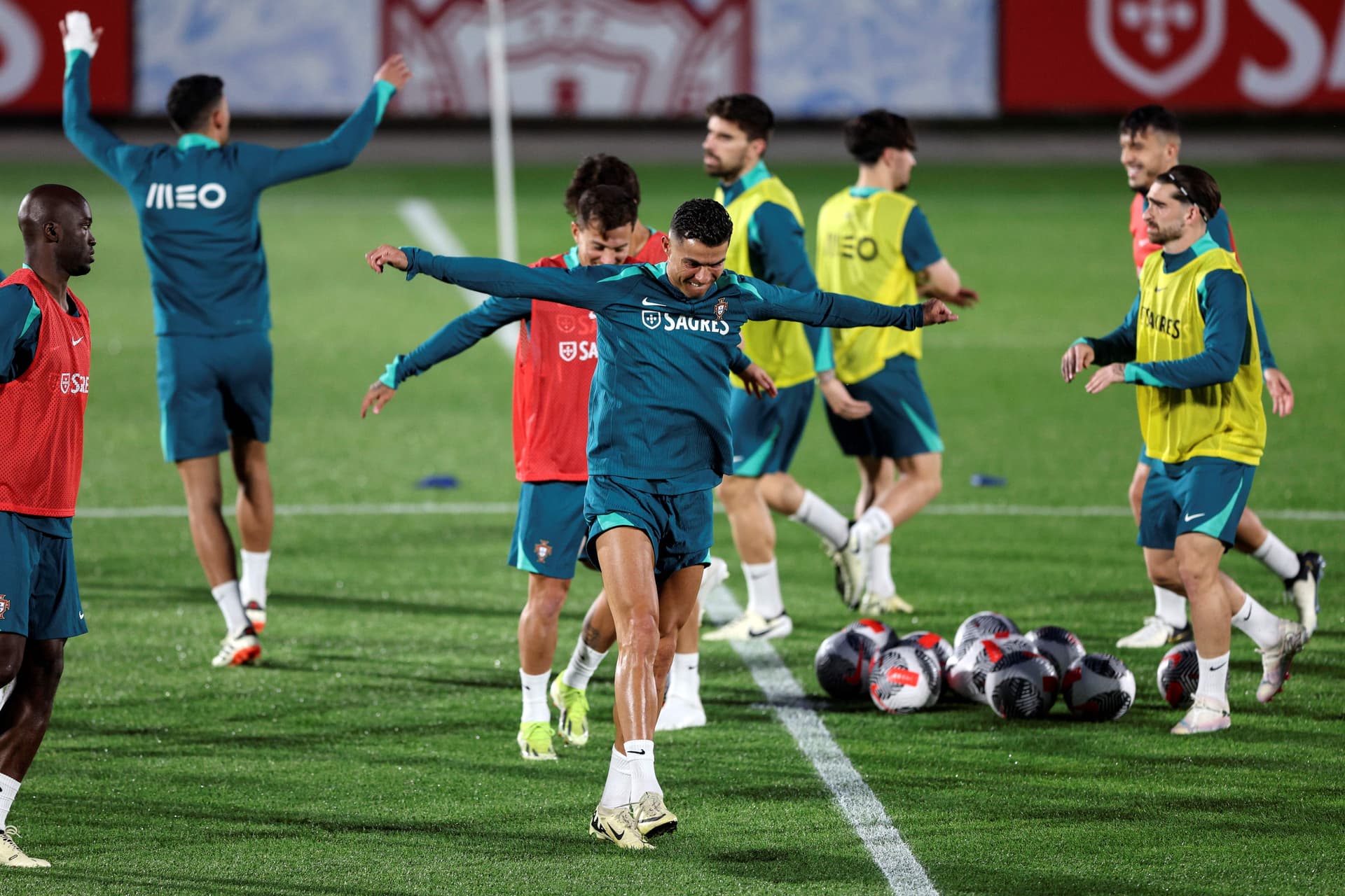 كريستيانو رونالدو خلال جلسة تدريبية في أويراس البرتغال للمشاركة مع منتخب بلاده. "إ ب أ"