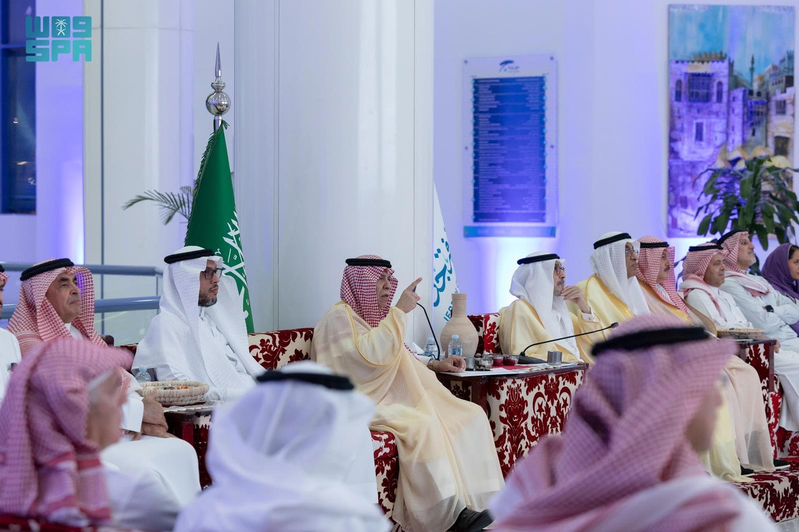 ماجد القصبي وزير التجارة السعودي خلال لقائه مع مستثمرين ورجال أعمال في غرفة جدة أمس.