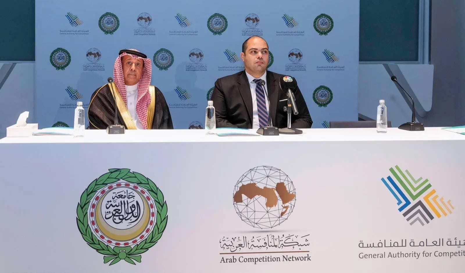 عبدالعزيز الزوم الرئيس التنفيذي للهيئة العامة للمنافسة السعودية ومحمود ممتاز رئيس جهاز حماية المنافسة المصري خلال أعمال المؤتمر السنوي لشبكة المنافسة العربية. "واس"