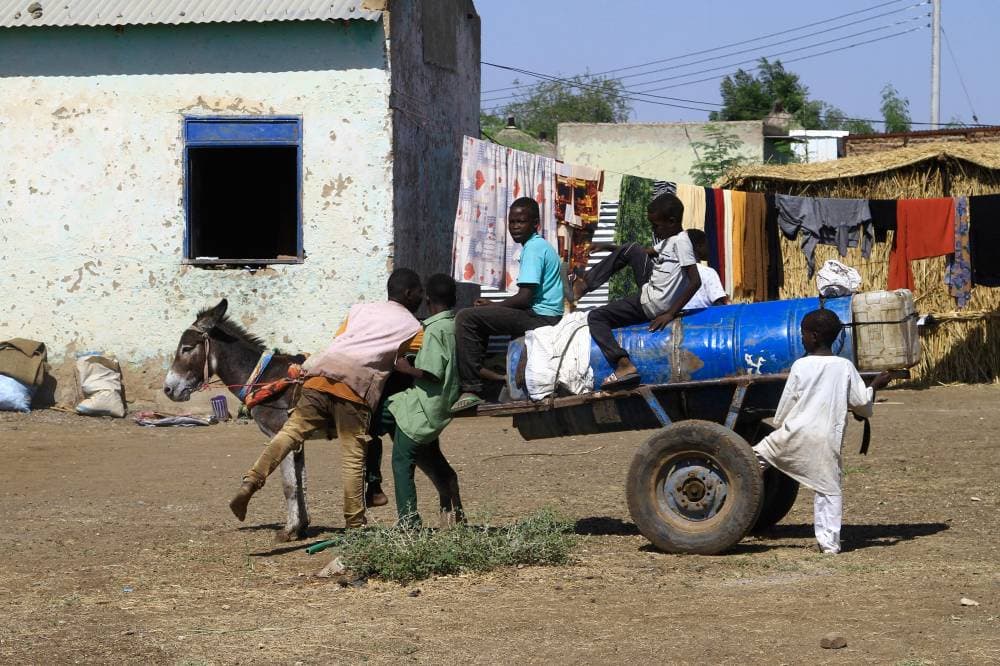 نقص الوقود والبنزين في السودان دفع السكان إلى استخدام وسائل نقل بديلة لاستكمال حياتهم. "الفرنسية"