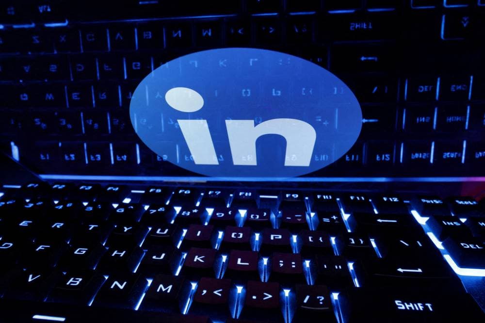 عدد المشتركين المميزين في «لينكدإن» ارتفع بنسبة 25% في 2023. «رويترز»