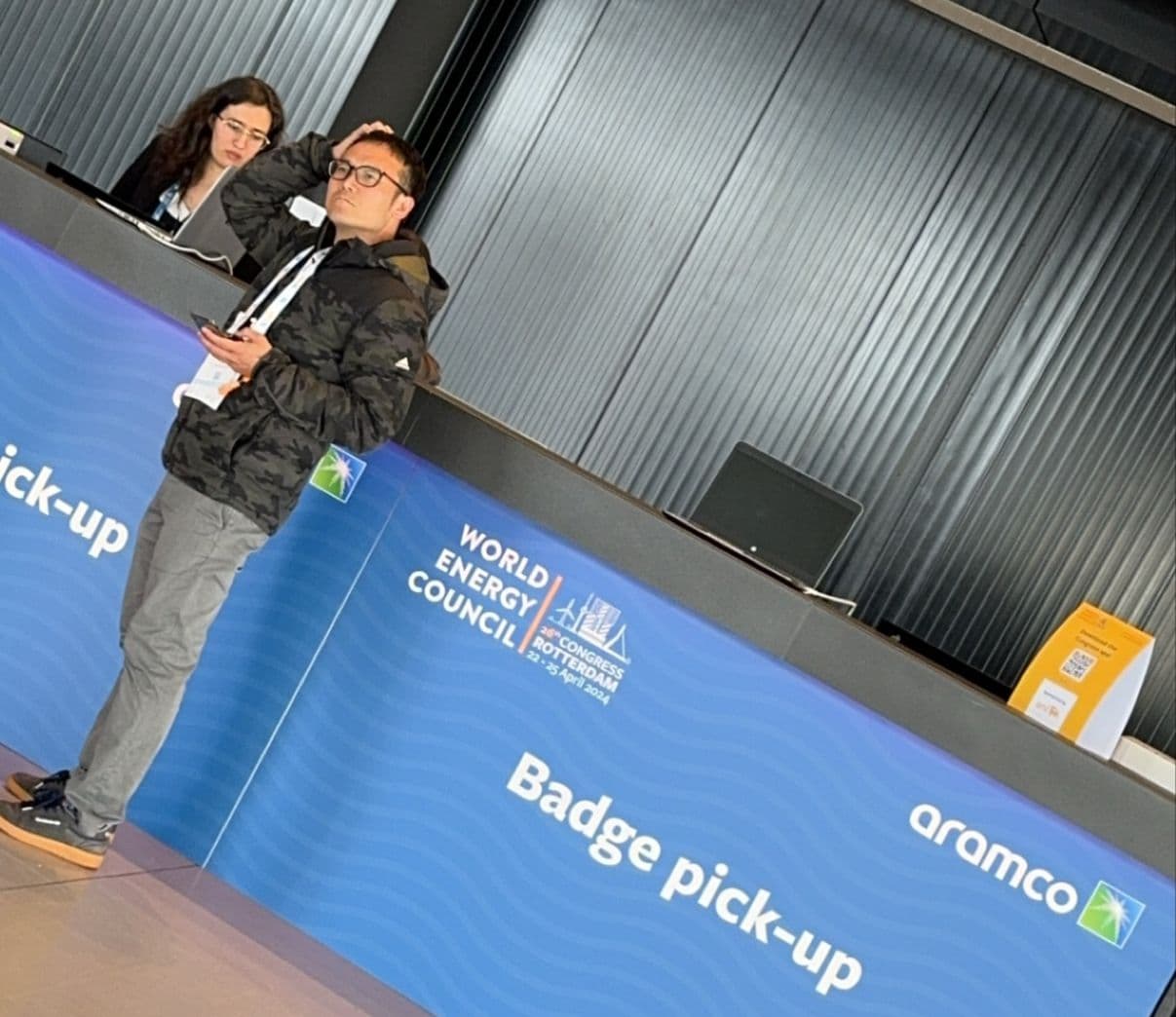 جانب من الاستعدادات لانطلاق مؤتمر الطاقة العالمي اليوم، حيث يبدو شعار شركة أرامكو الراعي البلاتيني للمؤتمر إضافة إلى وزارة الطاقة السعودية. تصوير: عبدالله الروقي - "الاقتصادية"