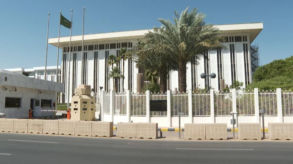 يعمل البنك المركزي على تطوير التعاملات الإلكترونية المالية وتعزيز الابتكار لمواكبة رؤية 2030. المصدر: اقتصاد الشرق مع بلومبرغ