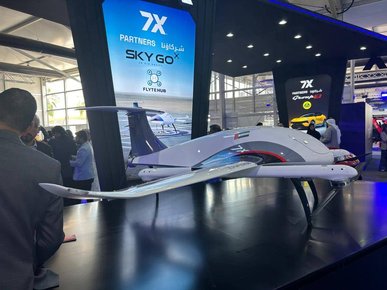 نماذج في فعالية «دريفت إكس» المقامة في حلبة مرسى ياس في أبوظبي.